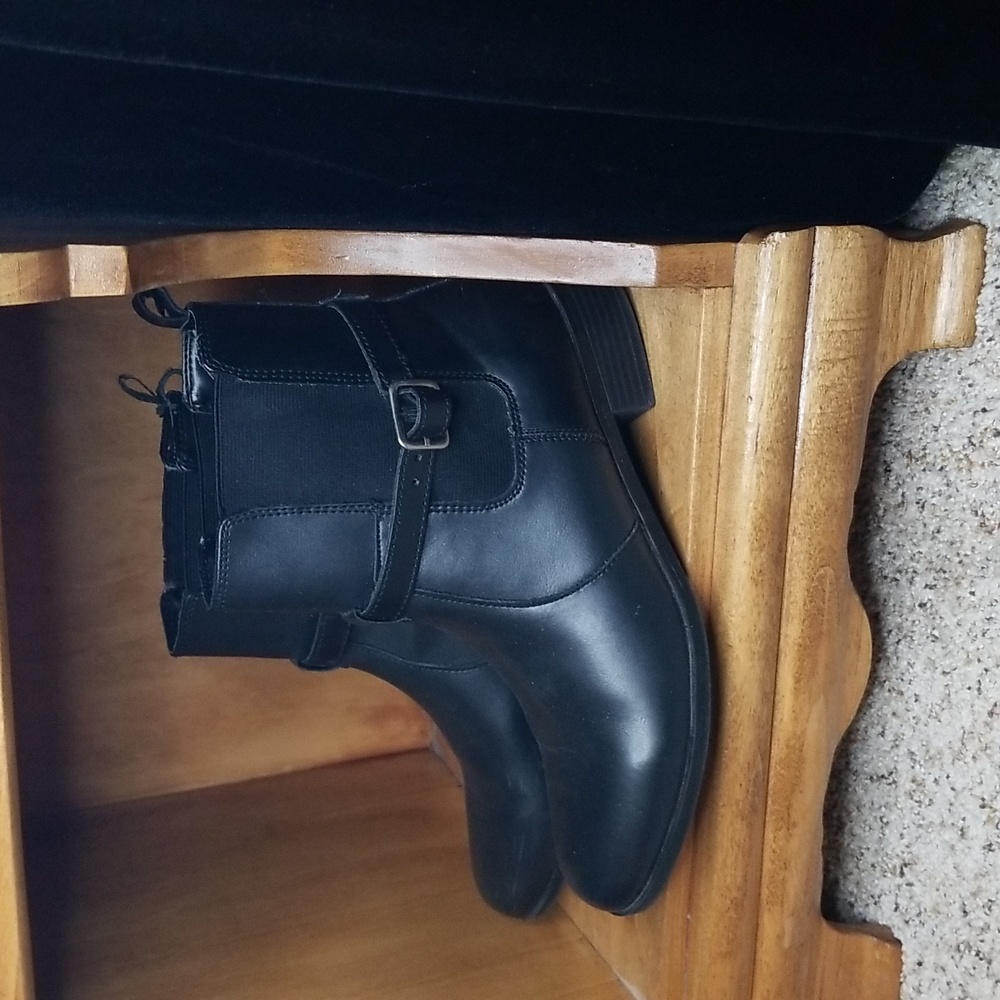 CLEARANCE Stretch sides, leather upper, new, side buckle ankle boot